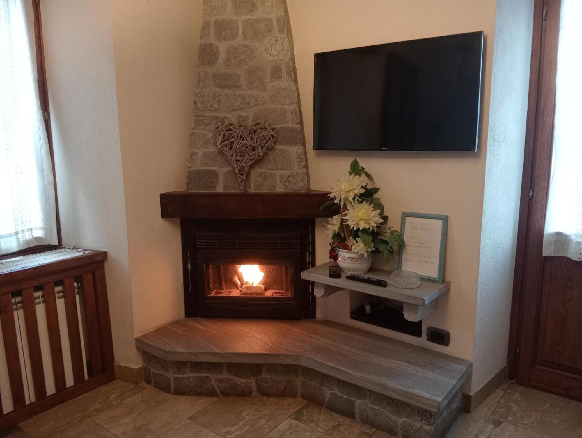 Mansarda Monte Bianco Apartment La Salle Bagian luar foto